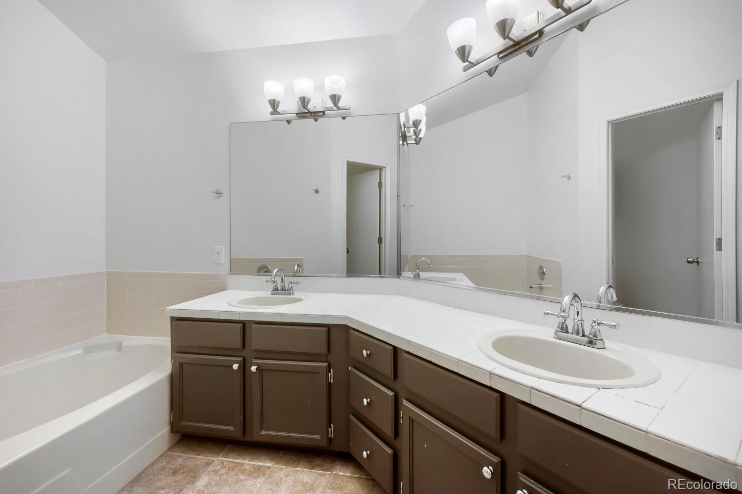 MLS Image #17 for 1470 s quebec way,denver, Colorado