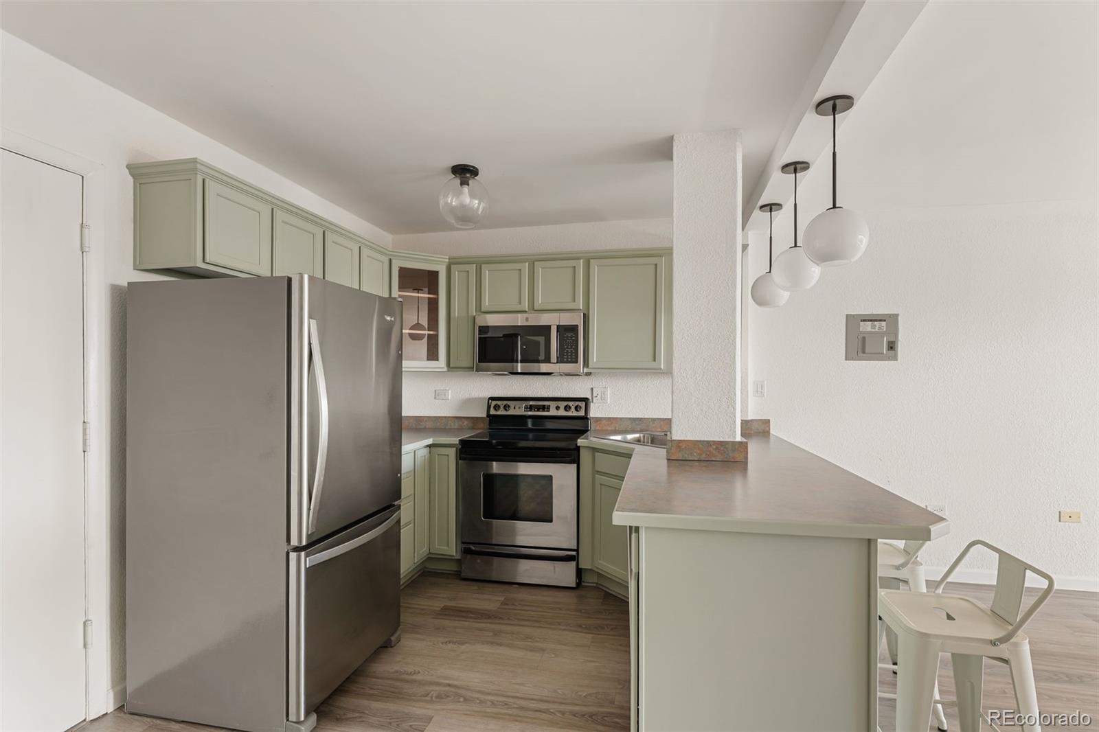 MLS Image #3 for 909 n logan street,denver, Colorado