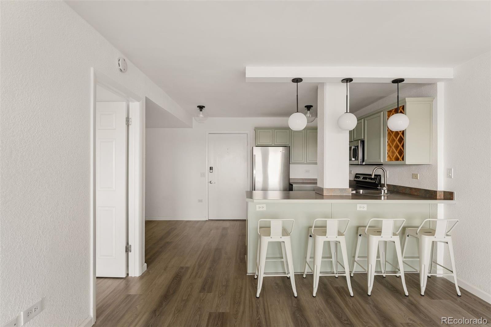 MLS Image #4 for 909 n logan street,denver, Colorado