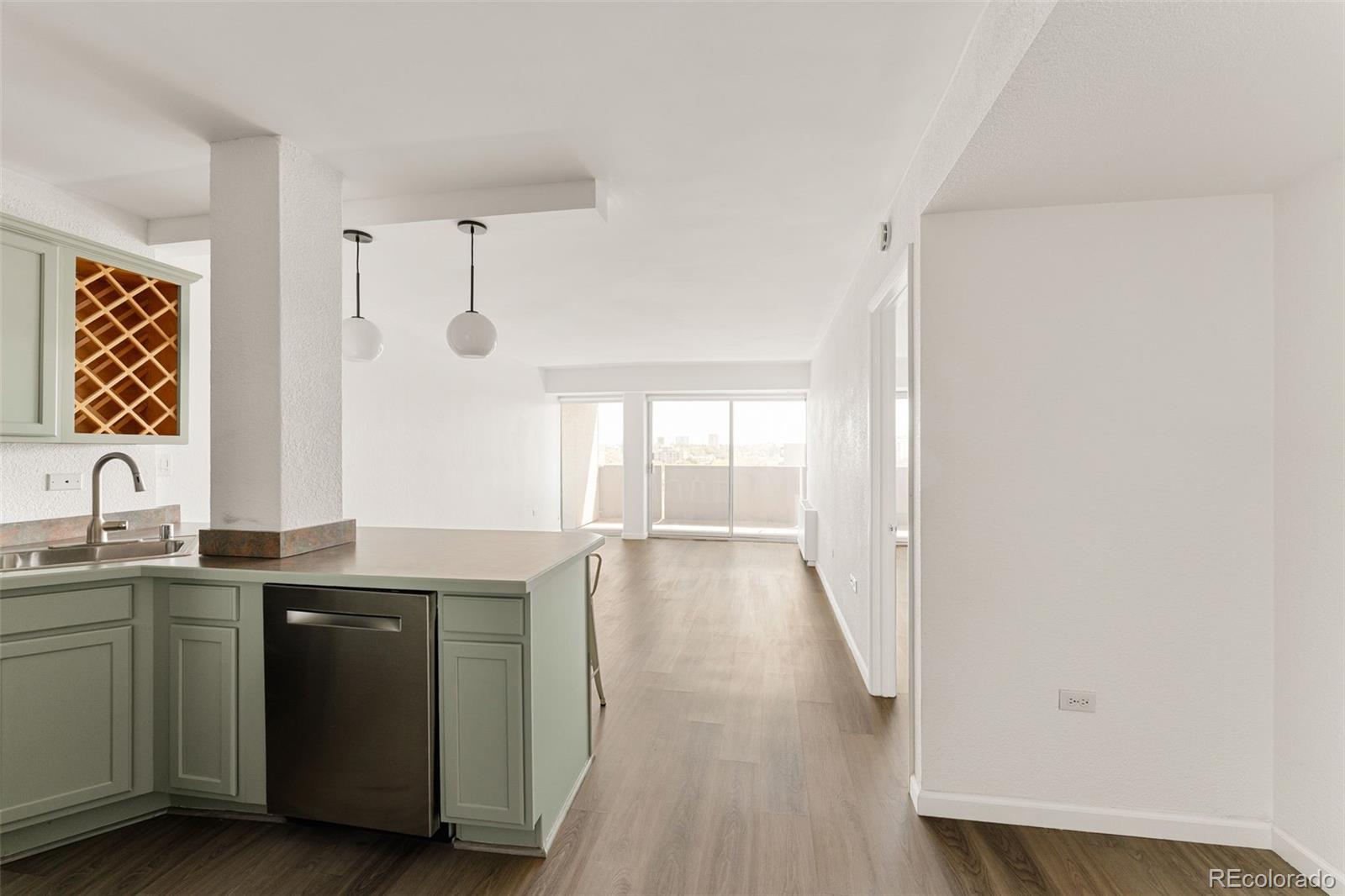 MLS Image #6 for 909 n logan street,denver, Colorado