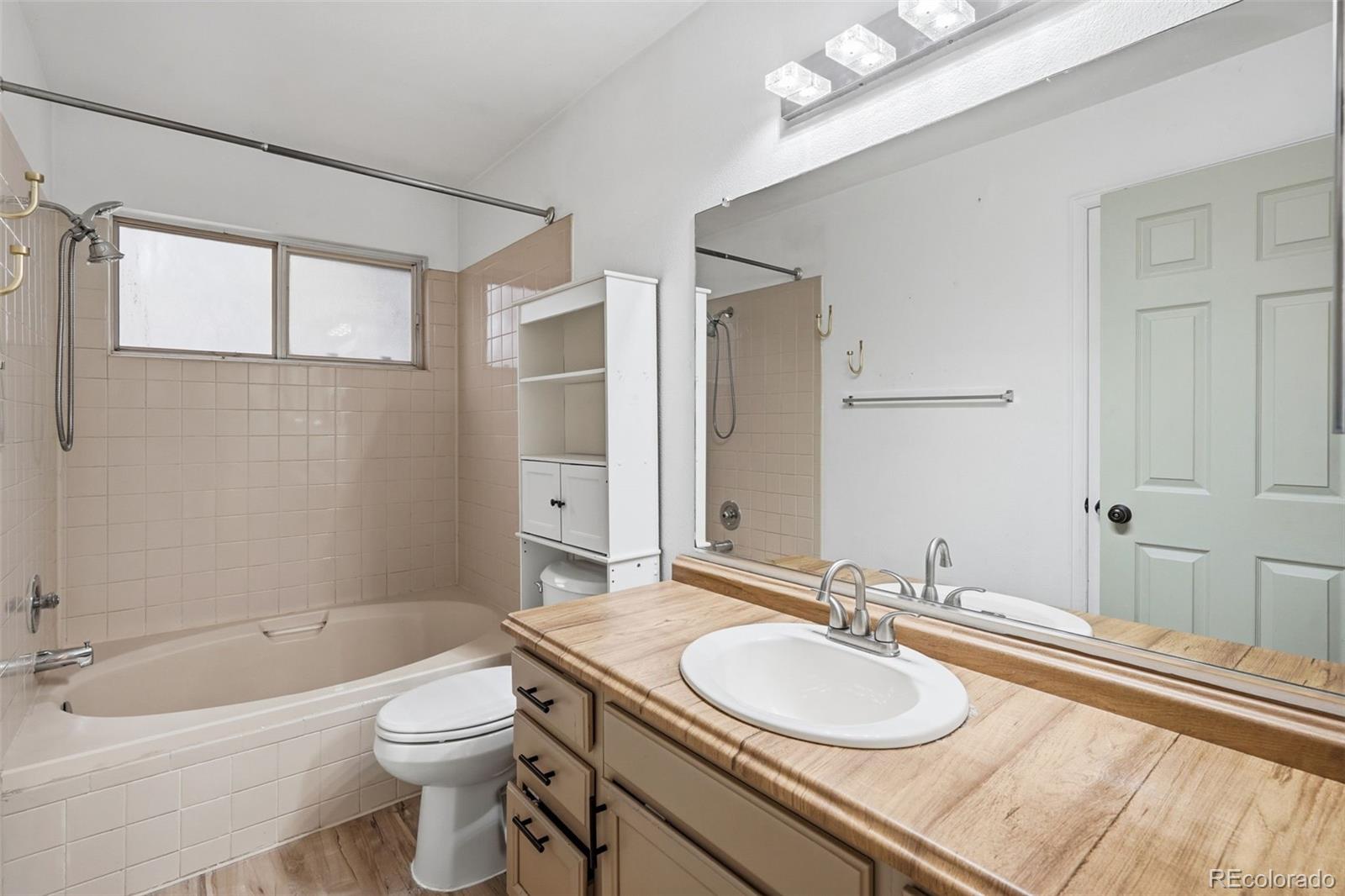 MLS Image #13 for 711 s granby circle,aurora, Colorado