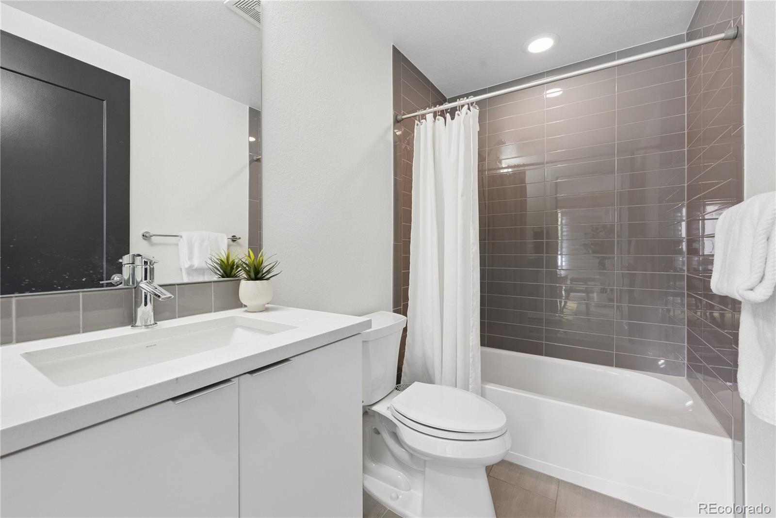 MLS Image #9 for 3855 e cedar avenue,denver, Colorado