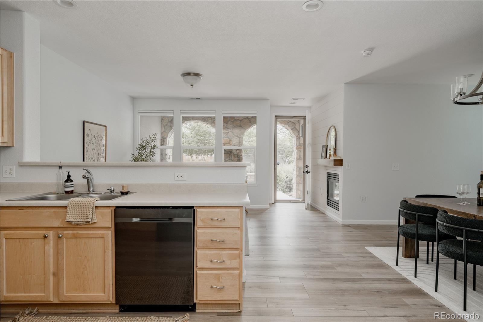 MLS Image #11 for 2598  syracuse street,denver, Colorado