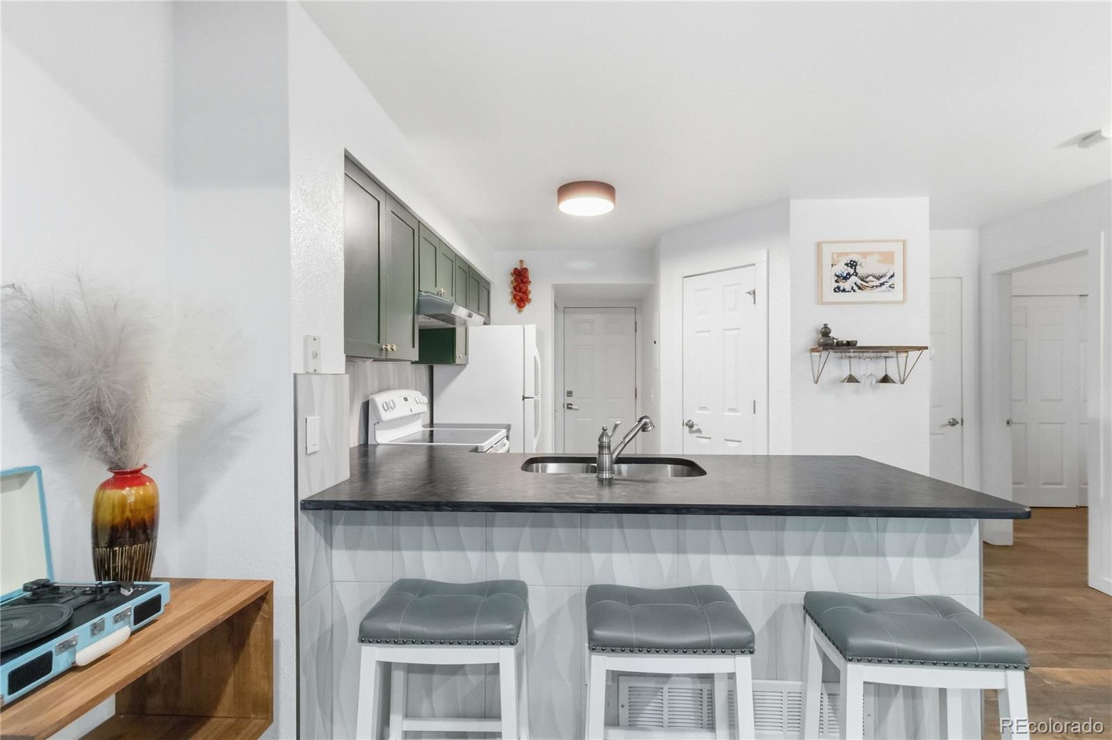 MLS Image #6 for 910 s dahlia street,denver, Colorado