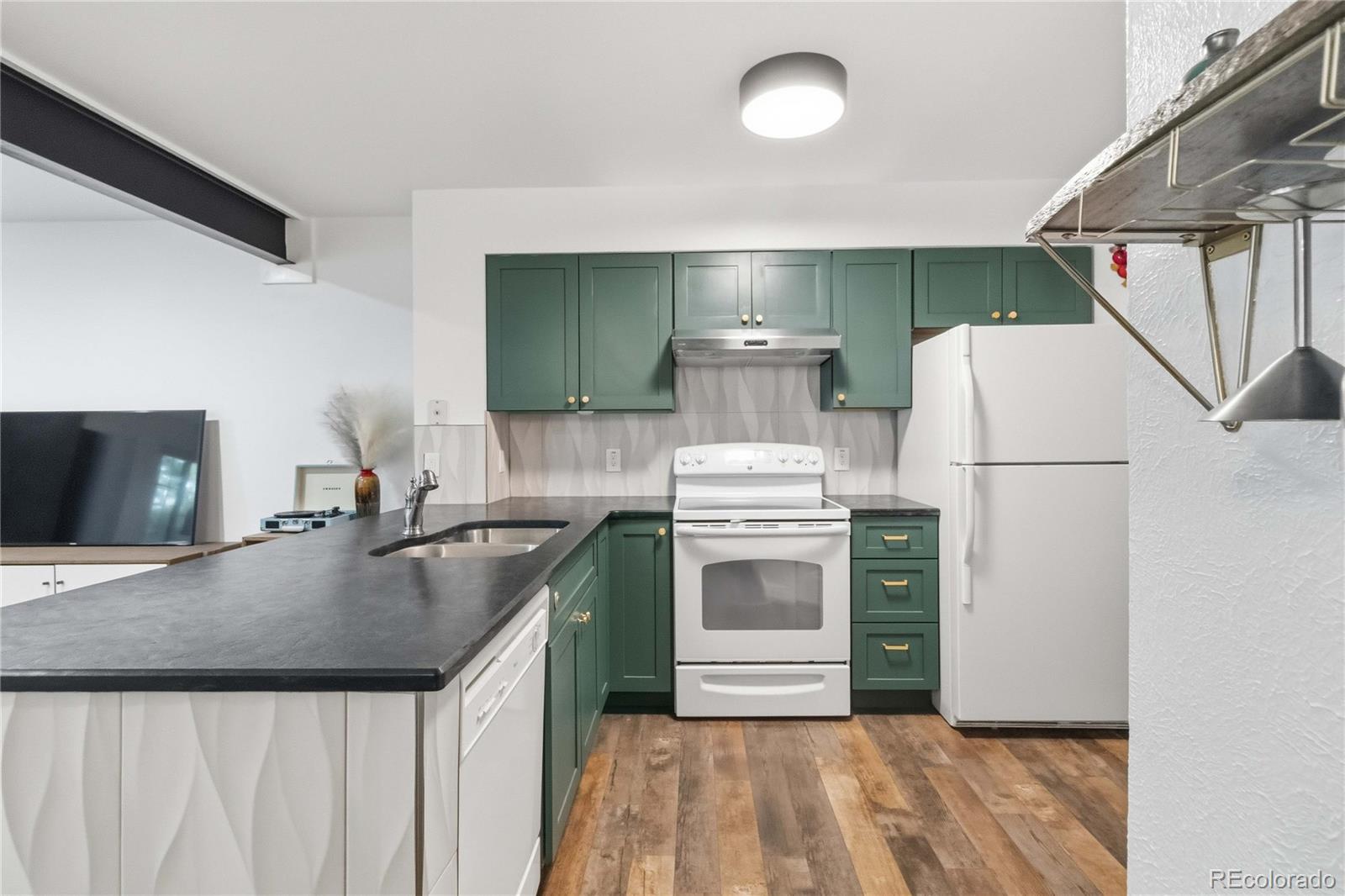 MLS Image #7 for 910 s dahlia street,denver, Colorado
