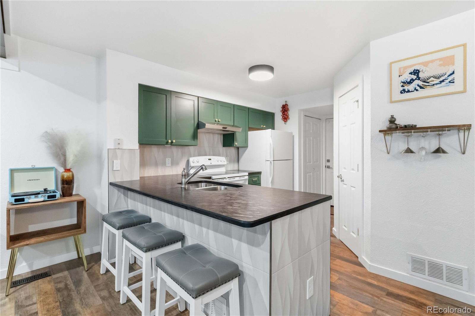 MLS Image #9 for 910 s dahlia street,denver, Colorado