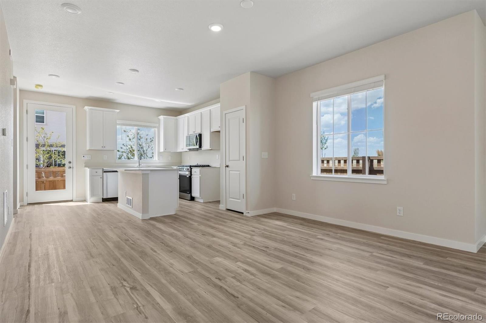 MLS Image #6 for 22739 e 47th drive,aurora, Colorado