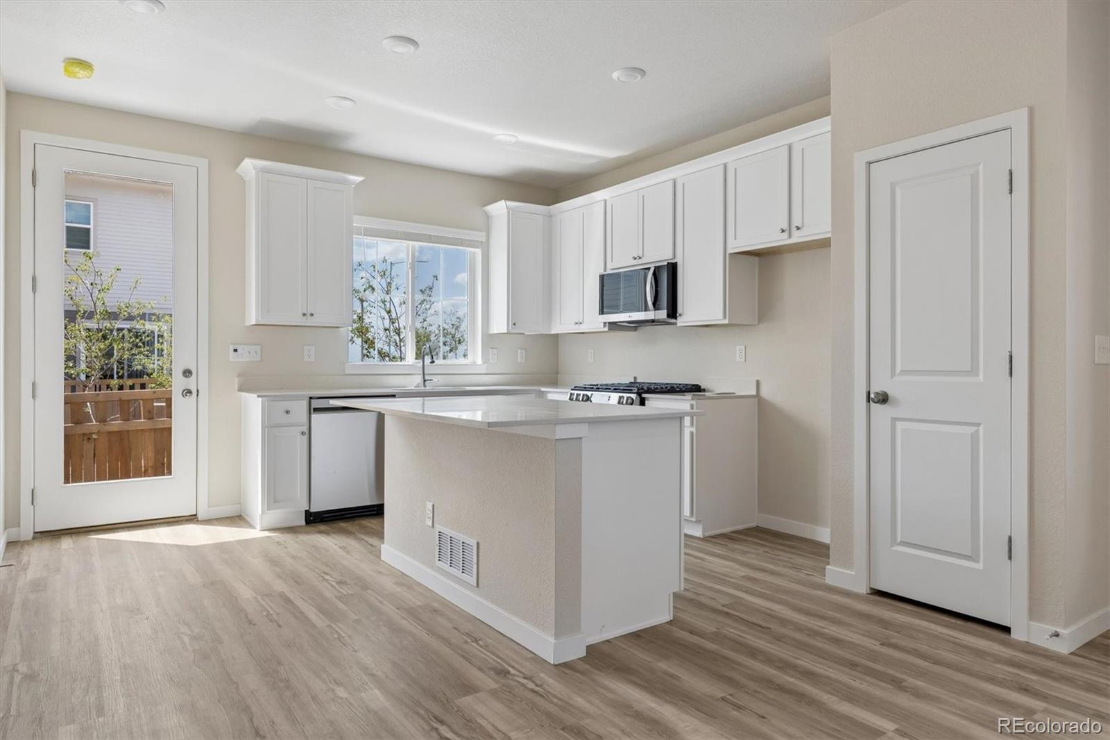 MLS Image #7 for 22739 e 47th drive,aurora, Colorado