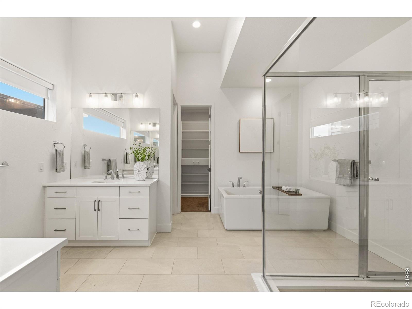 MLS Image #11 for 6121  chester street,denver, Colorado