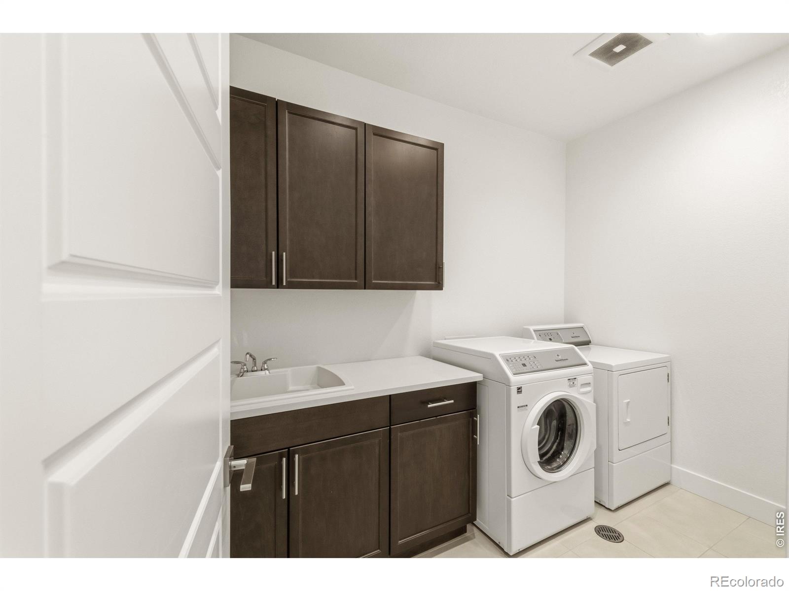 MLS Image #14 for 6121  chester street,denver, Colorado