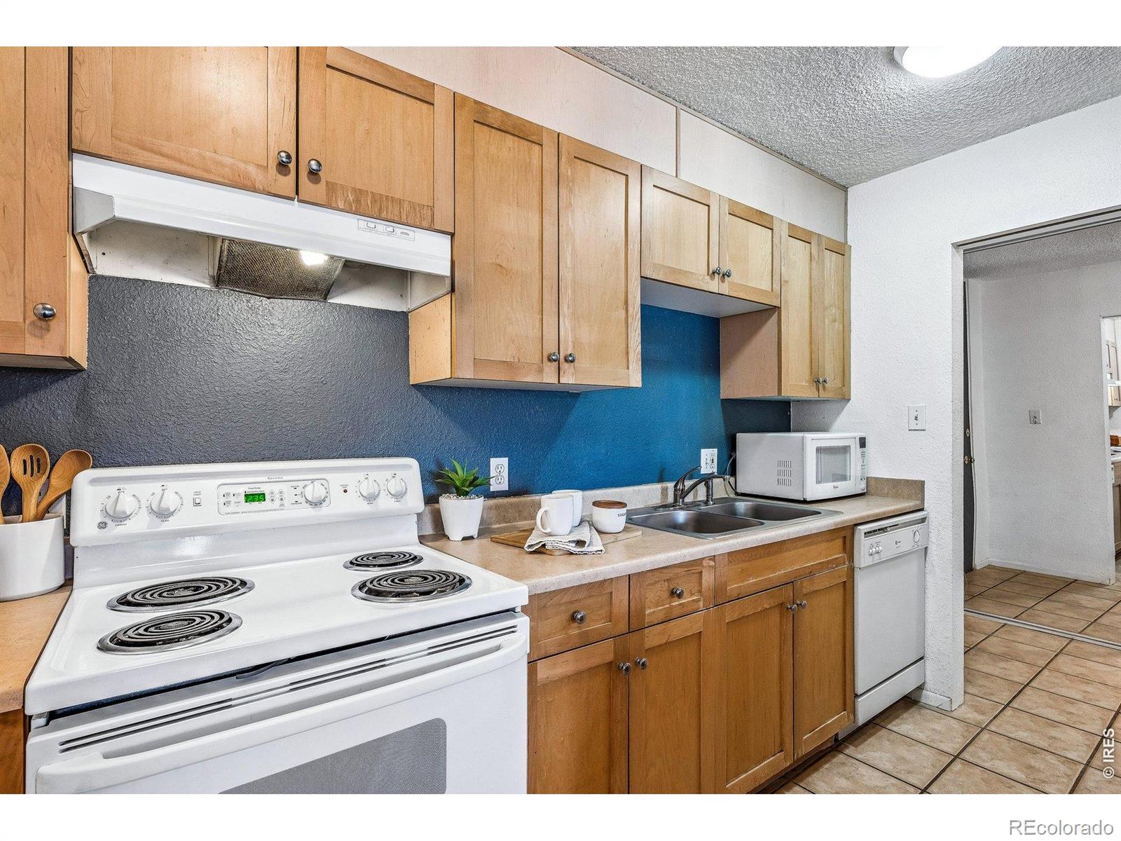 MLS Image #6 for 2500 s york street 213,denver, Colorado