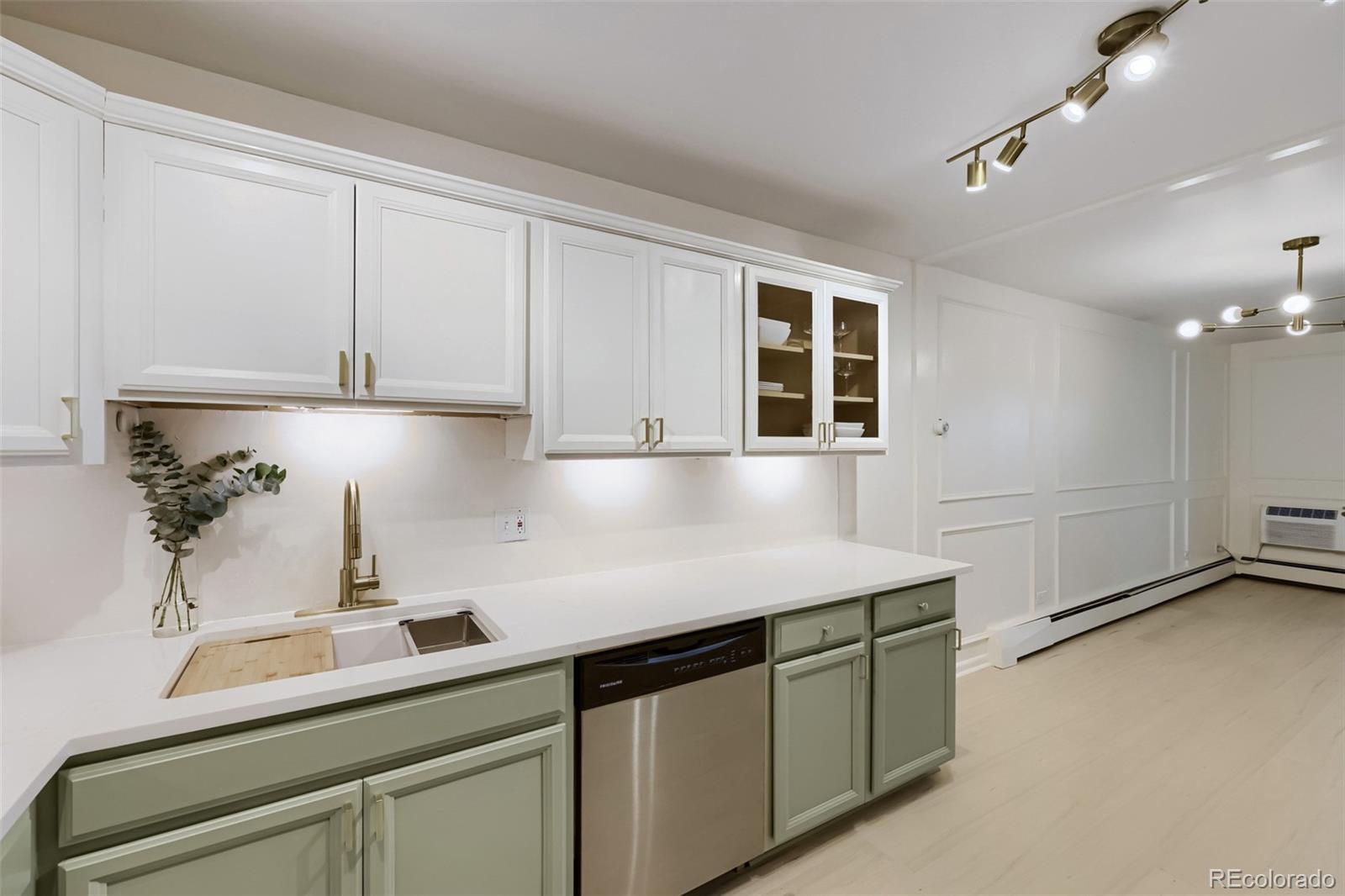 MLS Image #6 for 705 s clinton street,denver, Colorado