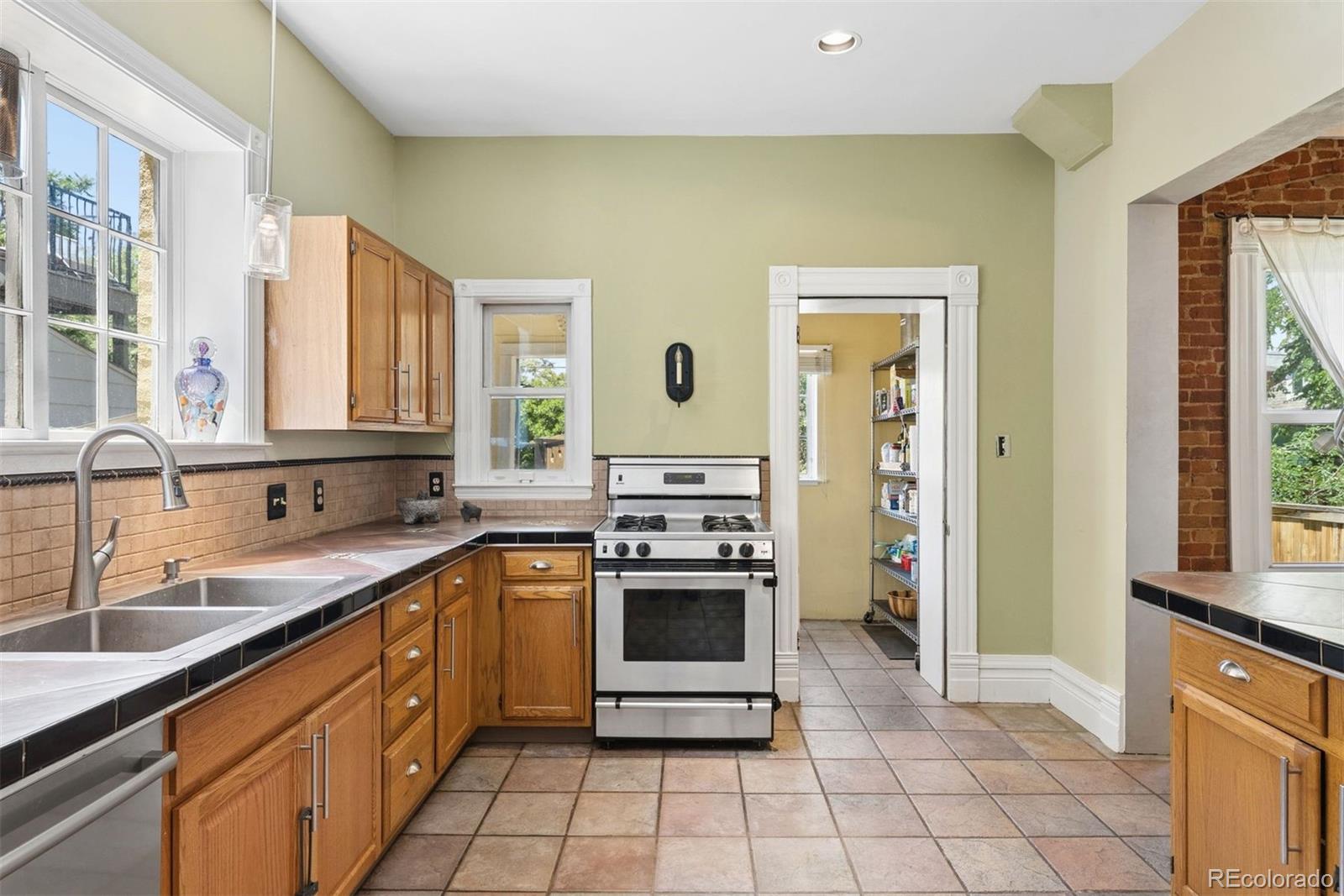 MLS Image #9 for 569 s sherman street,denver, Colorado