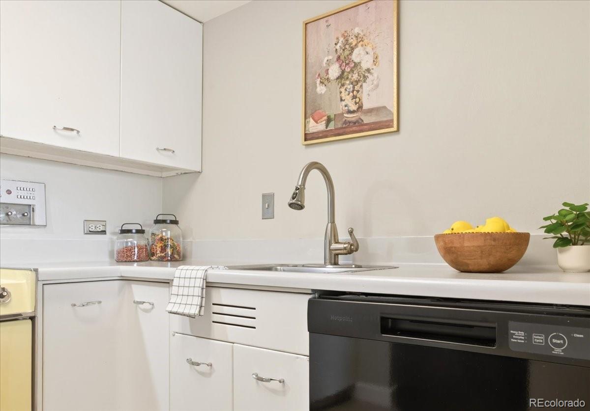 MLS Image #11 for 888 n logan street 10d,denver, Colorado