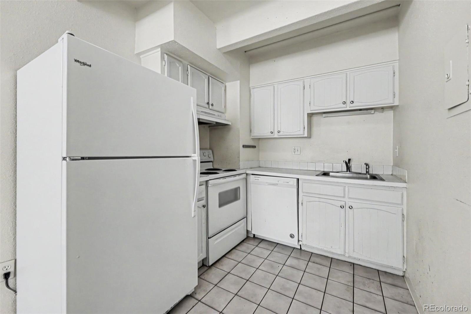 MLS Image #5 for 590 n logan street 206,denver, Colorado