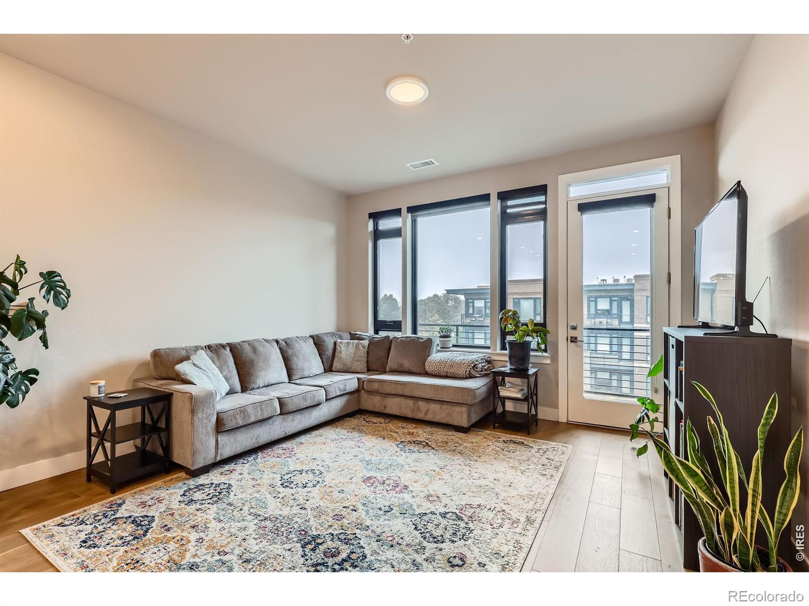 MLS Image #10 for 6618 e lowry boulevard,denver, Colorado
