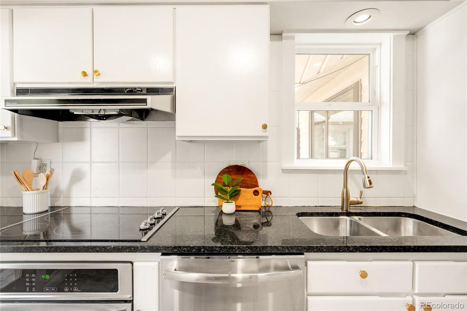 MLS Image #11 for 2270 s emerson street,denver, Colorado