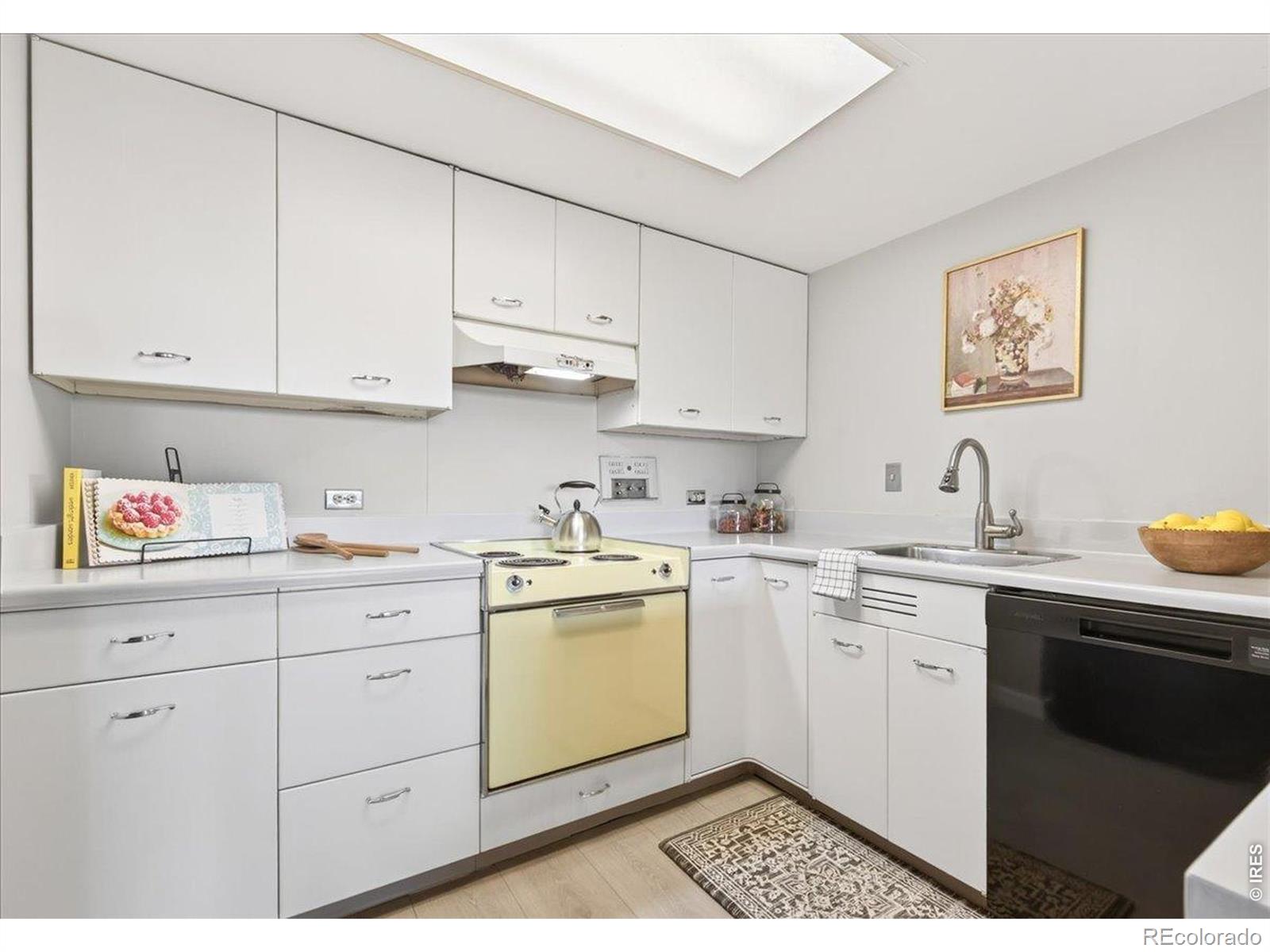 MLS Image #7 for 888 n logan street 10d,denver, Colorado