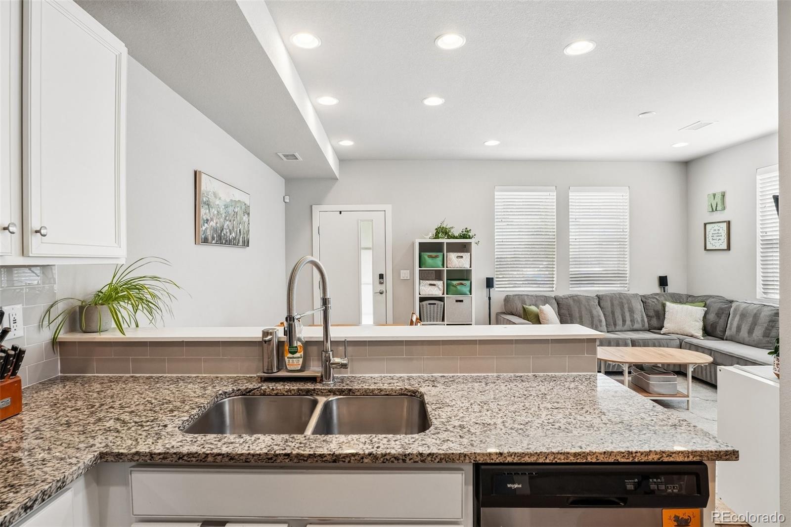 MLS Image #15 for 16021 e 47th place,denver, Colorado