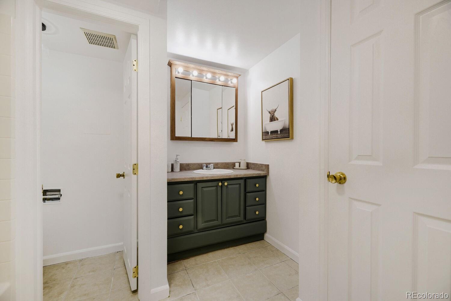 MLS Image #10 for 2190 s holly street,denver, Colorado