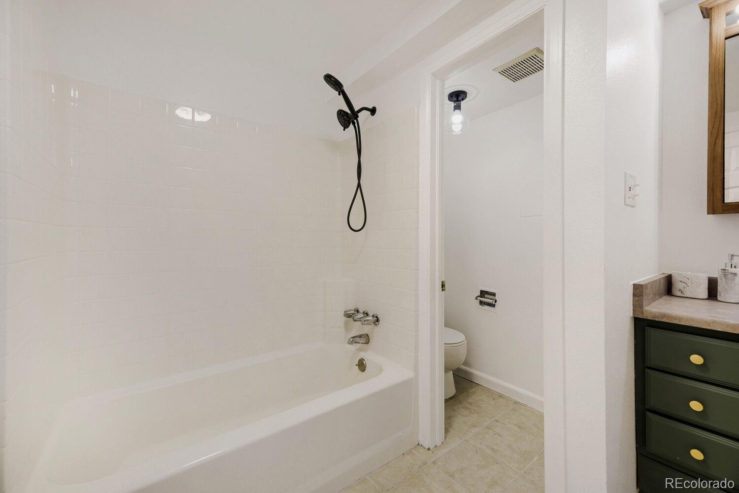 MLS Image #9 for 2190 s holly street,denver, Colorado
