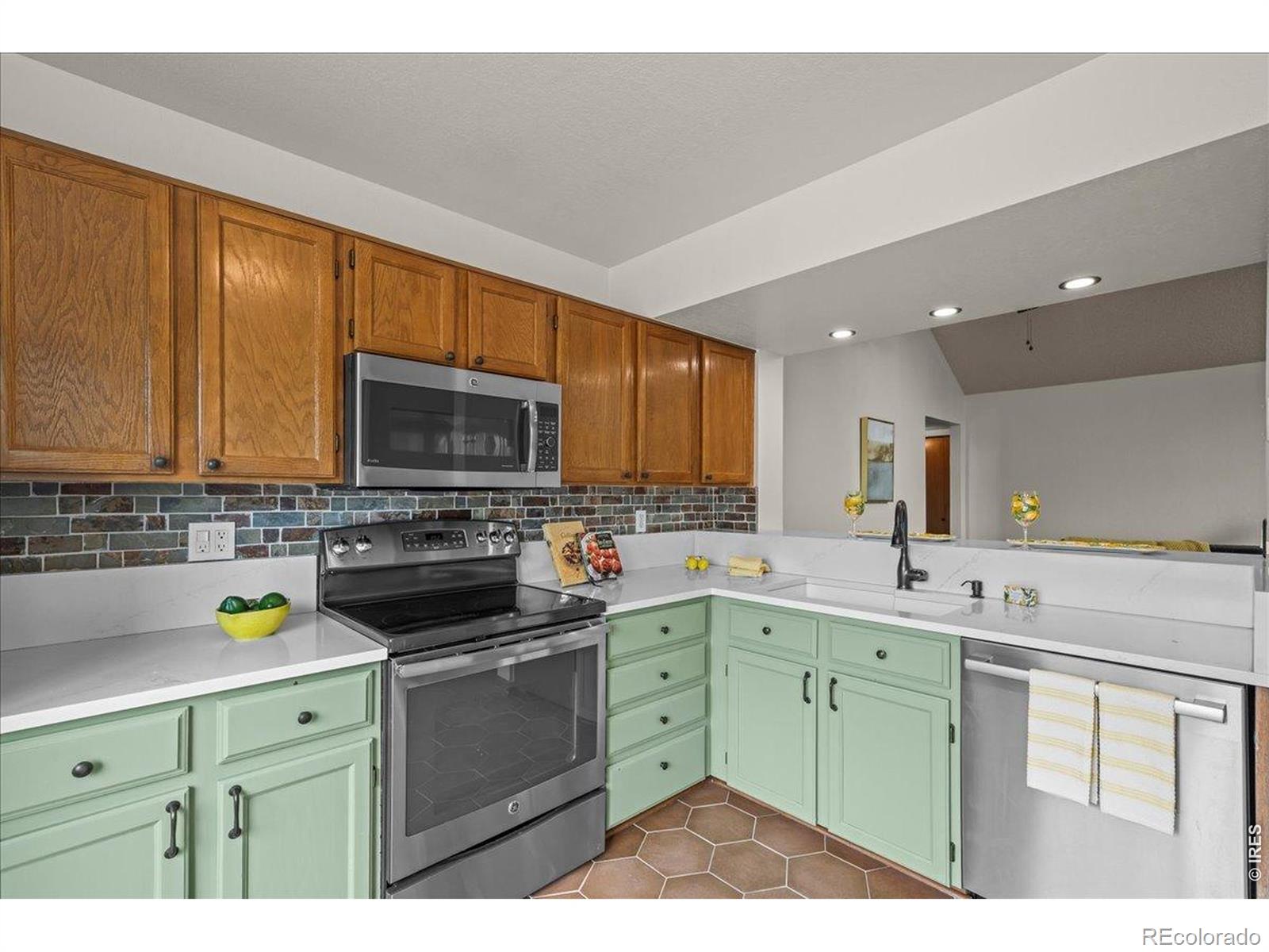 MLS Image #10 for 989 s miller street 204,lakewood, Colorado