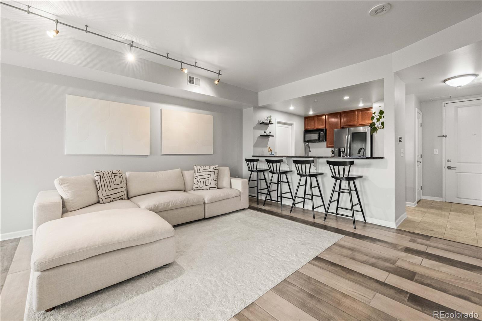 MLS Image #12 for 975 n lincoln street,denver, Colorado
