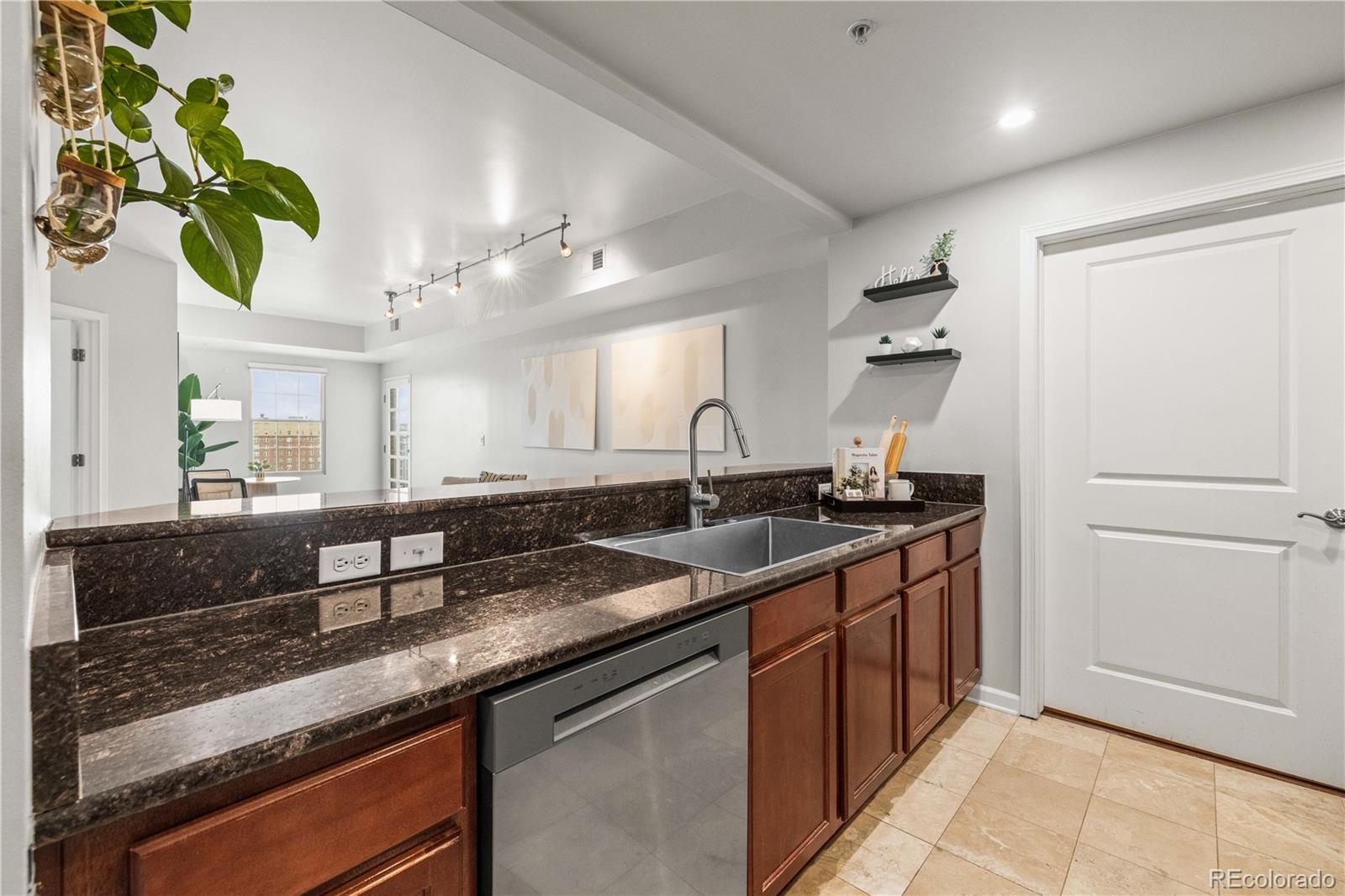 MLS Image #4 for 975 n lincoln street,denver, Colorado