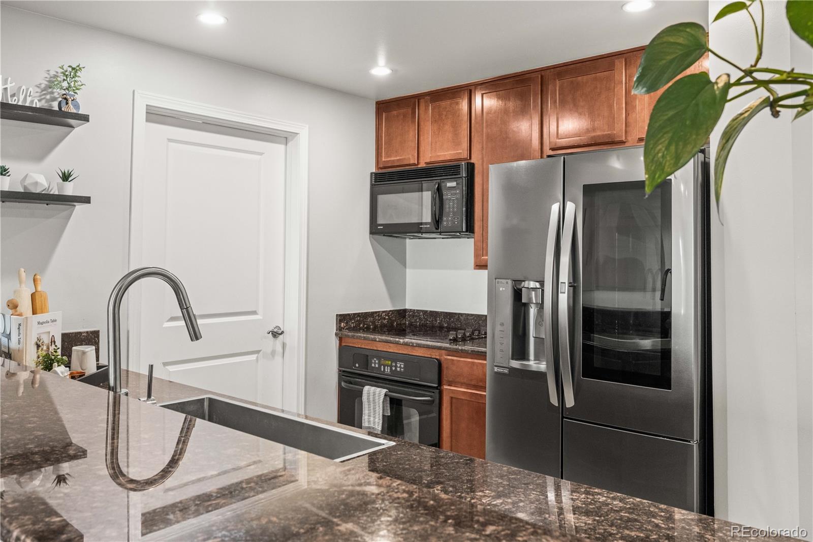 MLS Image #5 for 975 n lincoln street,denver, Colorado