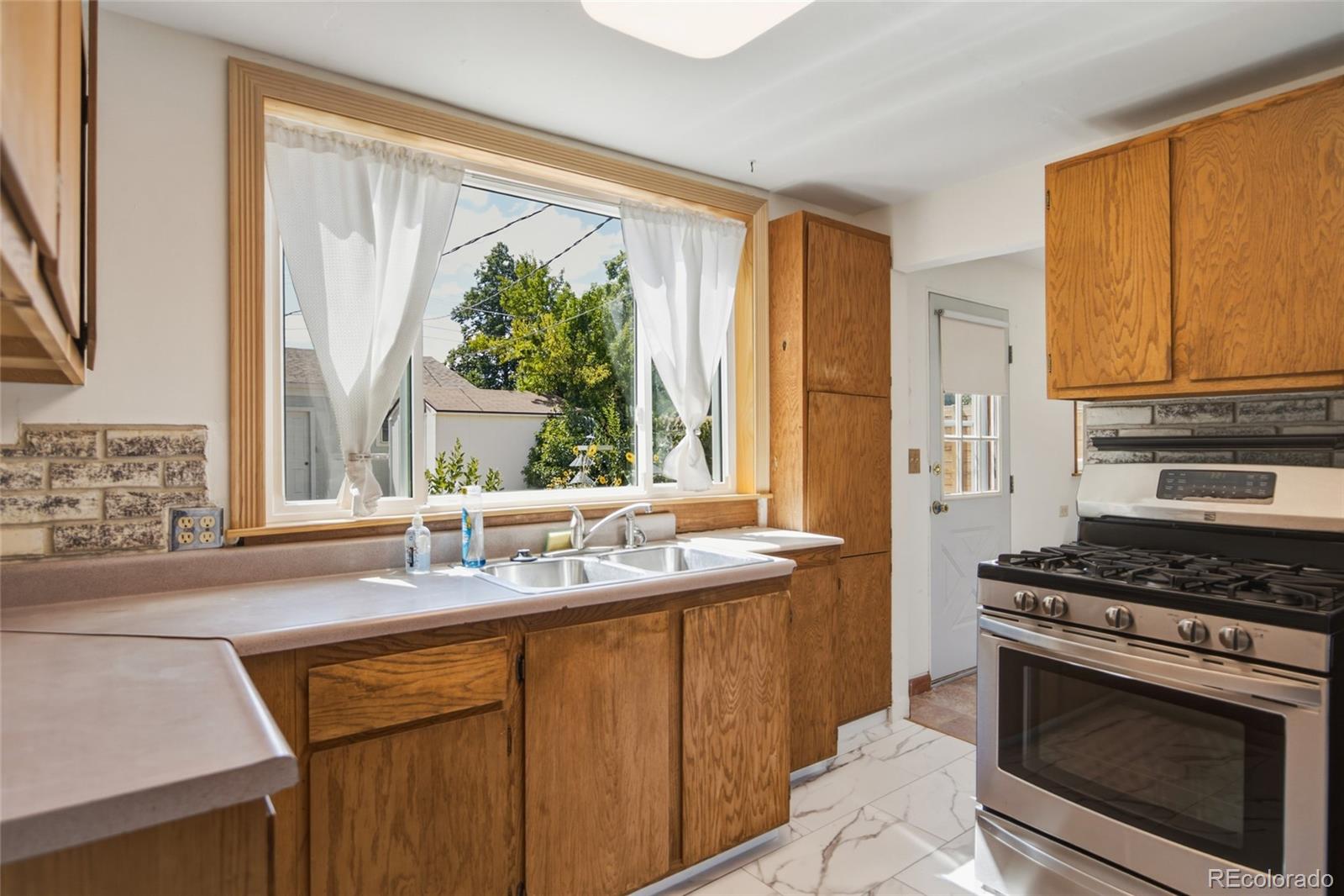MLS Image #14 for 1145 s vrain street,denver, Colorado