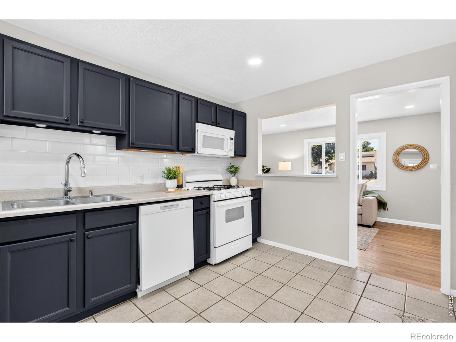 MLS Image #13 for 835  lansing street,aurora, Colorado