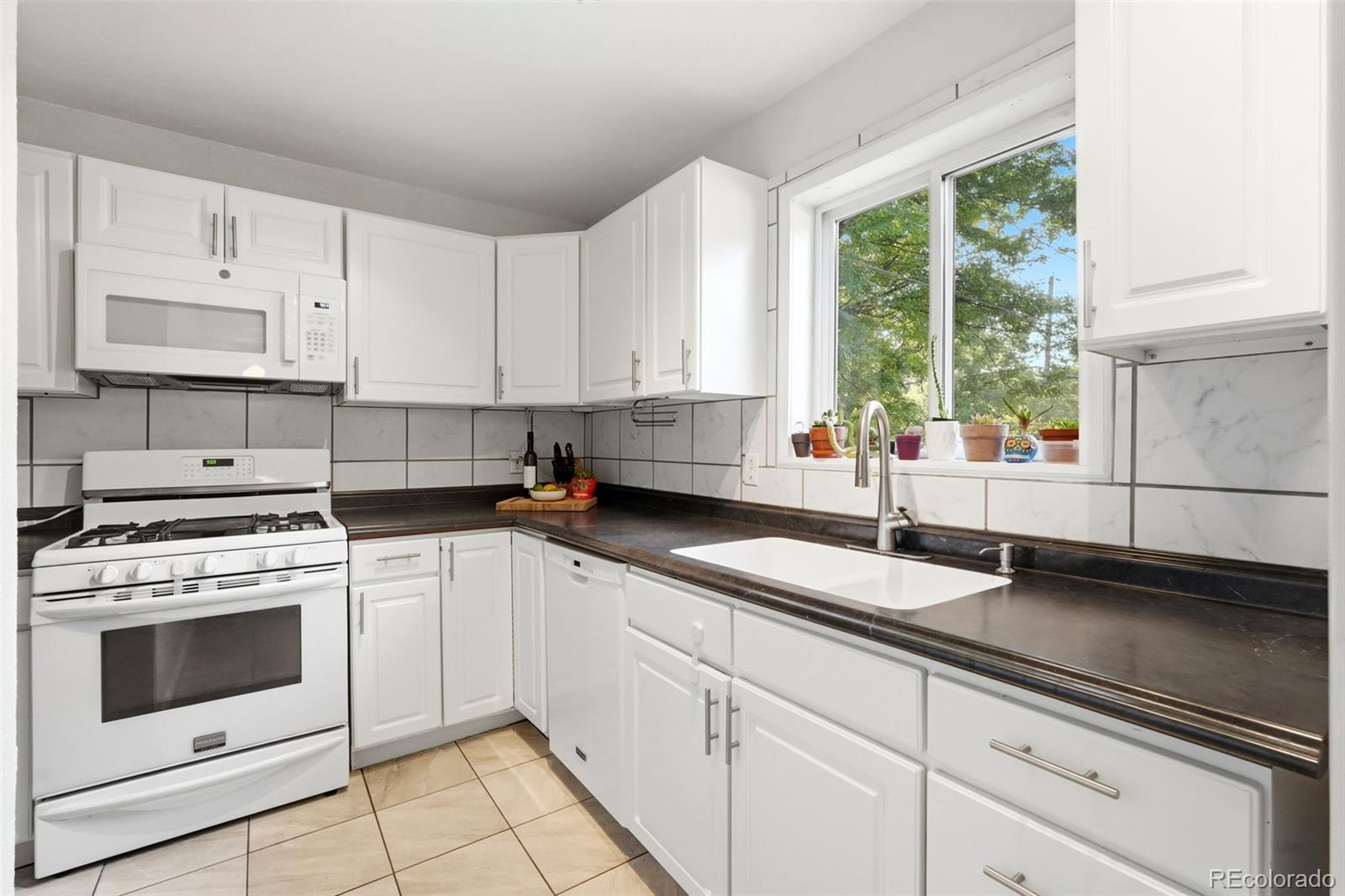 MLS Image #10 for 1330 s ivanhoe way,denver, Colorado