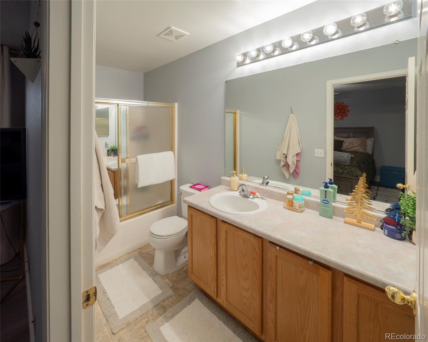 MLS Image #10 for 21376 e 40th place,denver, Colorado