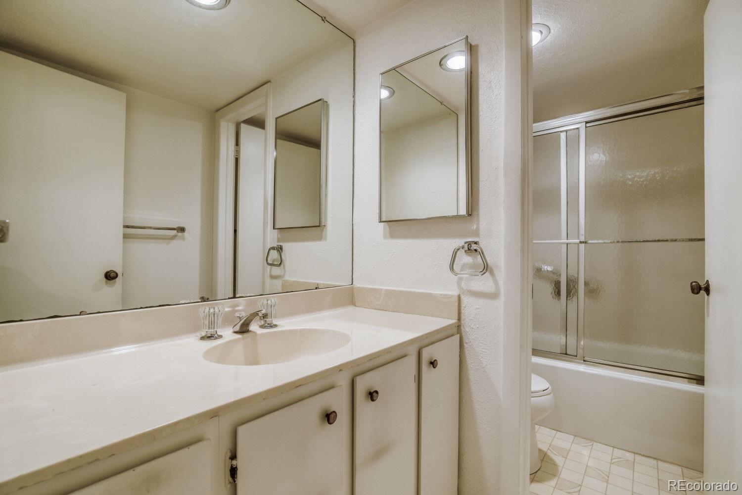 MLS Image #7 for 4250 s olive street,denver, Colorado