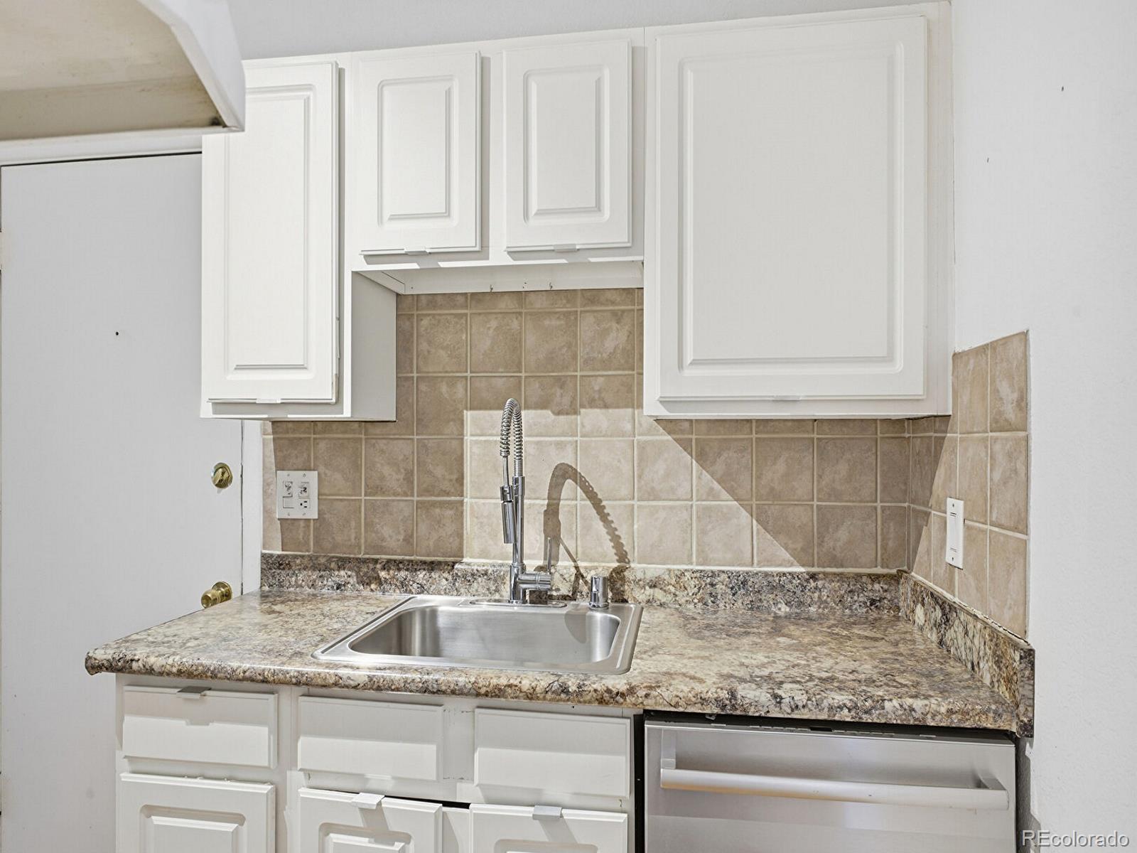 MLS Image #15 for 1528 n emerson street 2,denver, Colorado
