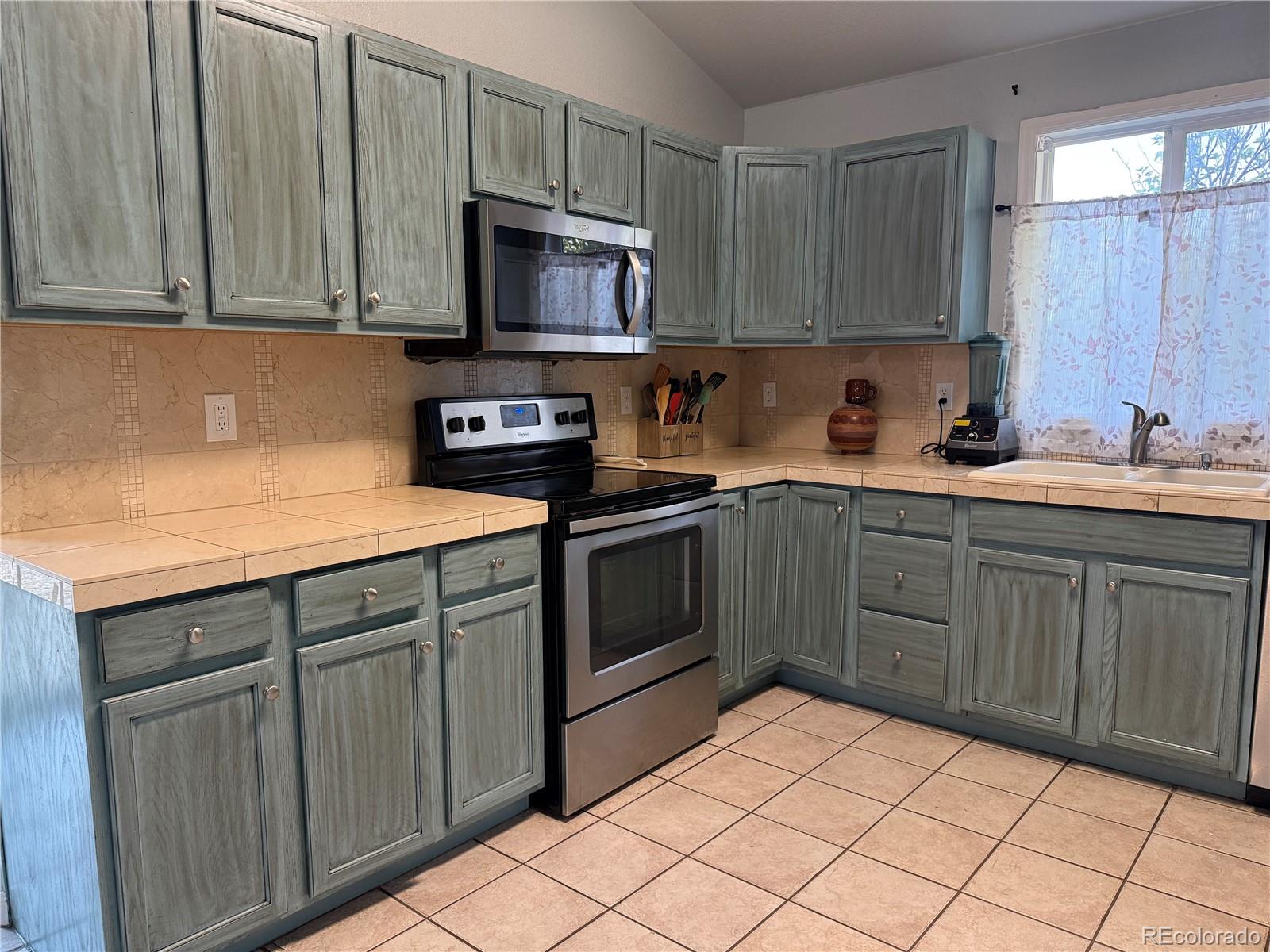 MLS Image #7 for 12272 e burlington place,denver, Colorado