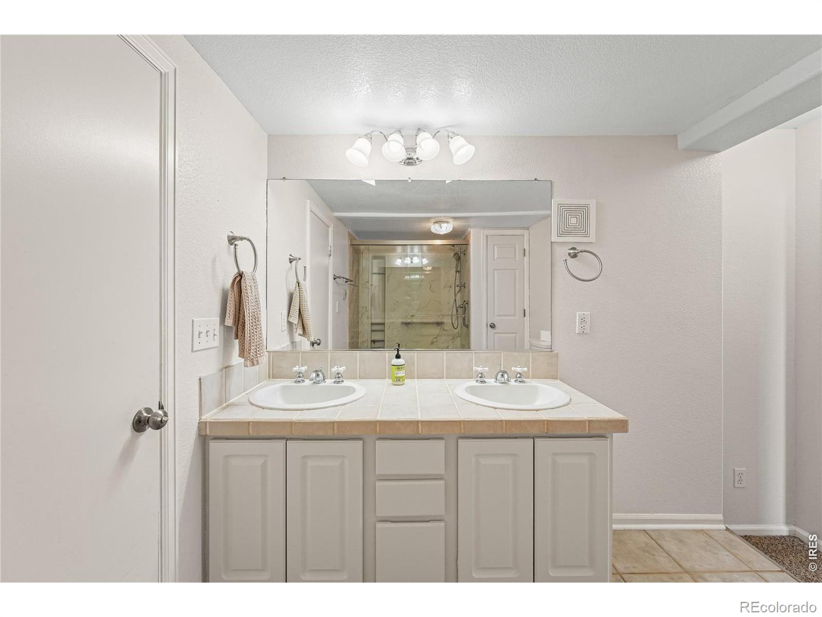 MLS Image #17 for 21400 e 11th avenue,aurora, Colorado