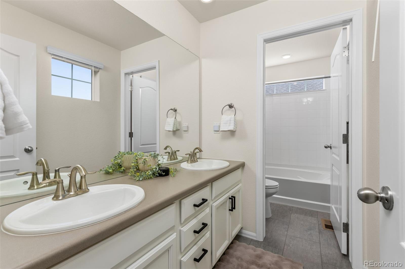 MLS Image #23 for 26265 e canal place,aurora, Colorado