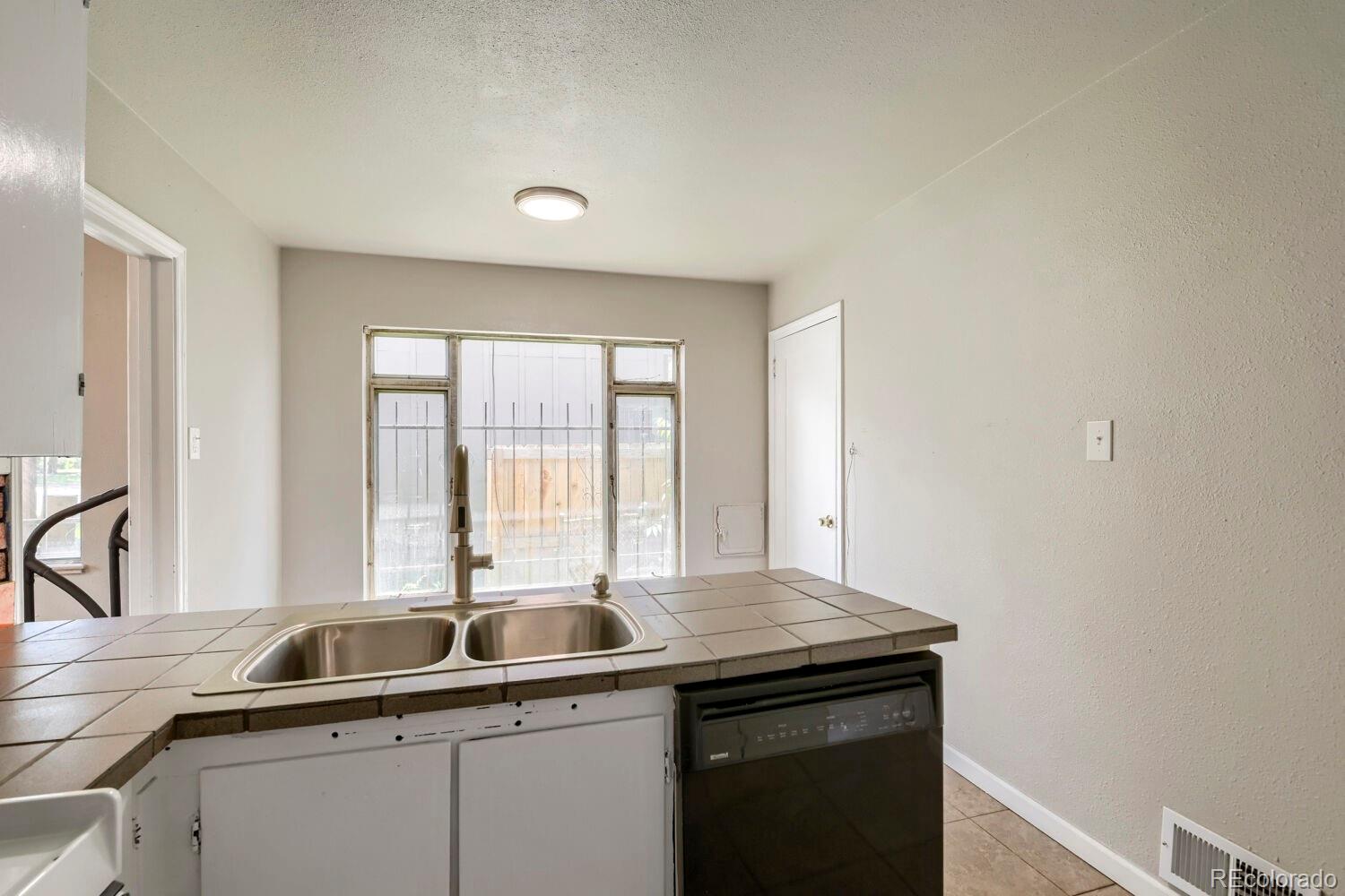 MLS Image #14 for 2875  holly street,denver, Colorado