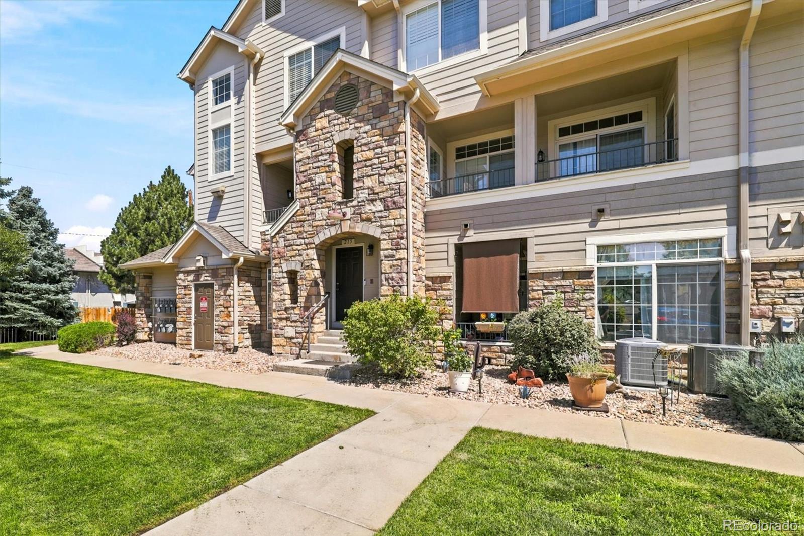 MLS Image #3 for 1509 s florence court,aurora, Colorado