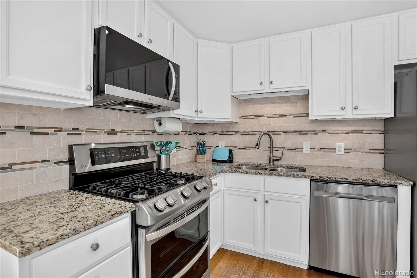 MLS Image #14 for 901 s locust street,denver, Colorado