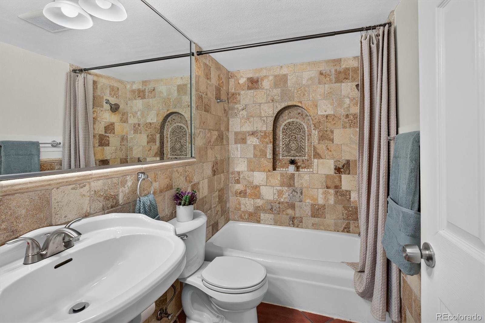 MLS Image #11 for 3420 s locust street,denver, Colorado