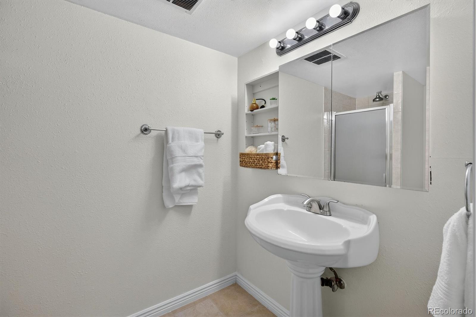 MLS Image #16 for 3420 s locust street,denver, Colorado