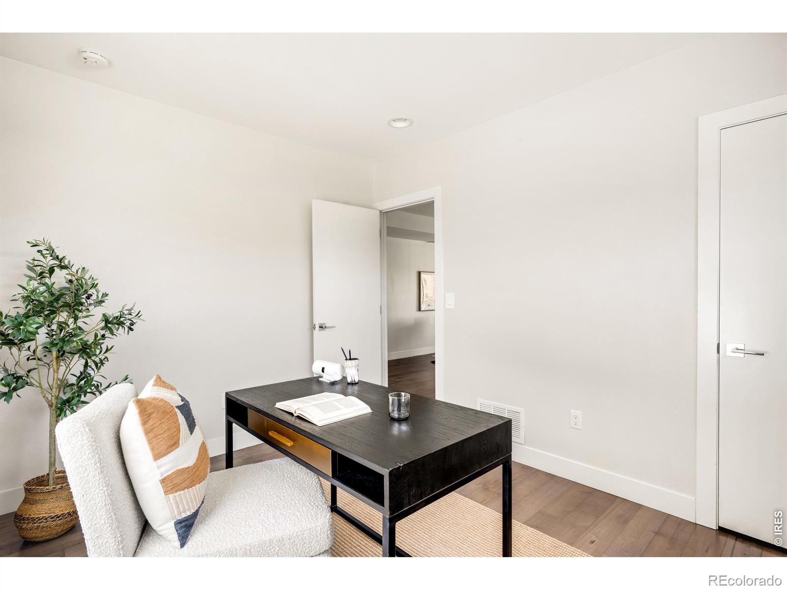 MLS Image #11 for 28 s lincoln street,denver, Colorado