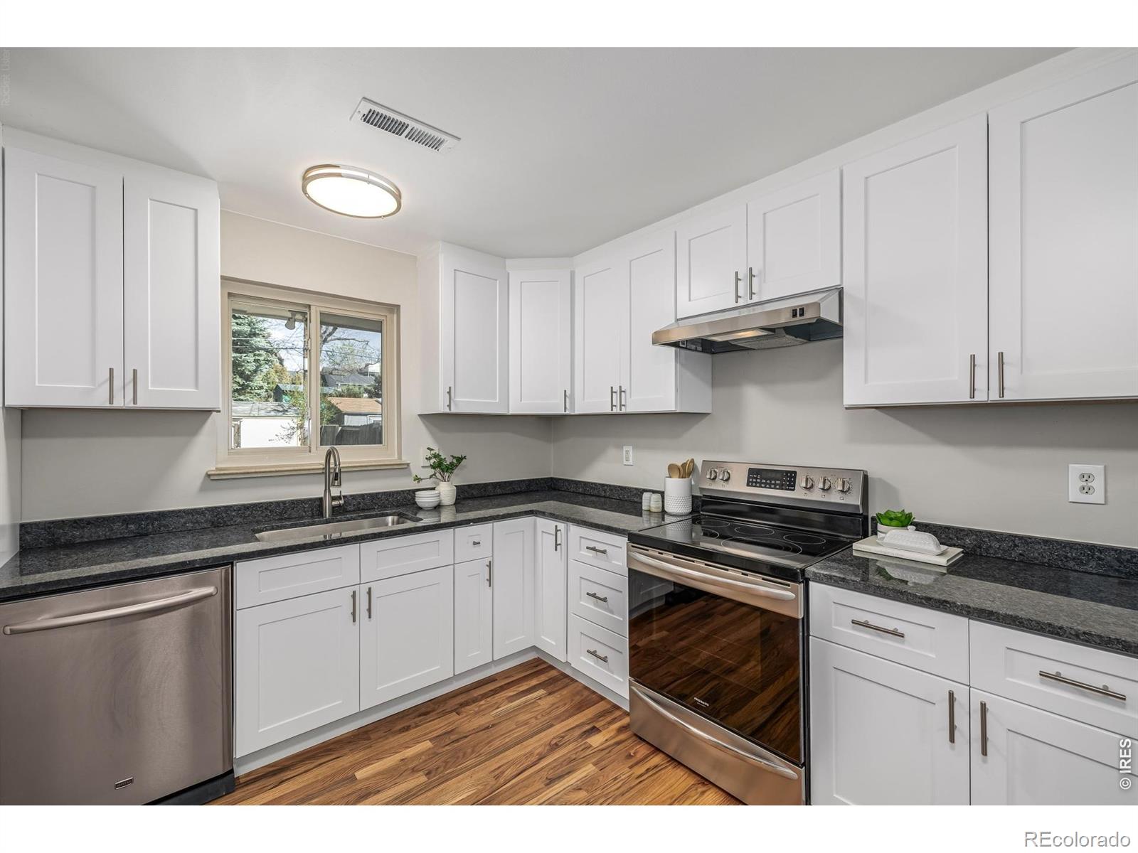 MLS Image #11 for 2540 s jasmine street,denver, Colorado