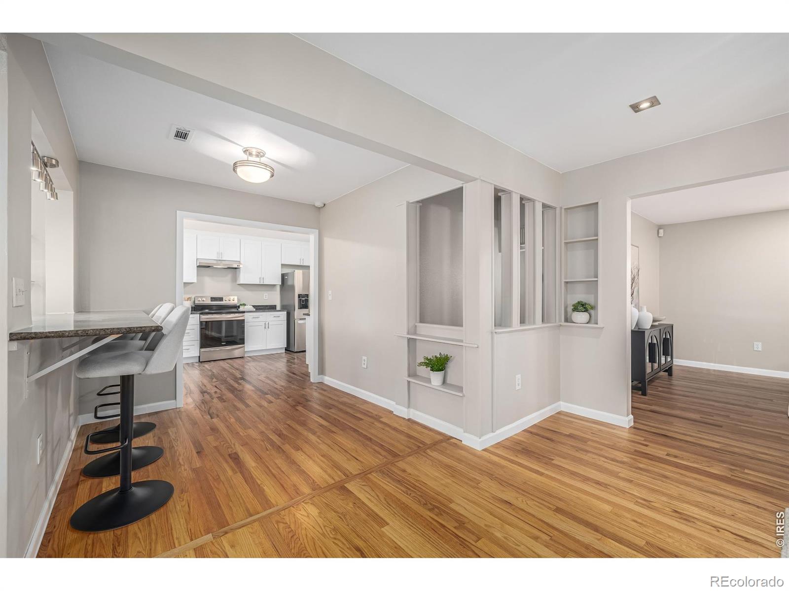 MLS Image #4 for 2540 s jasmine street,denver, Colorado