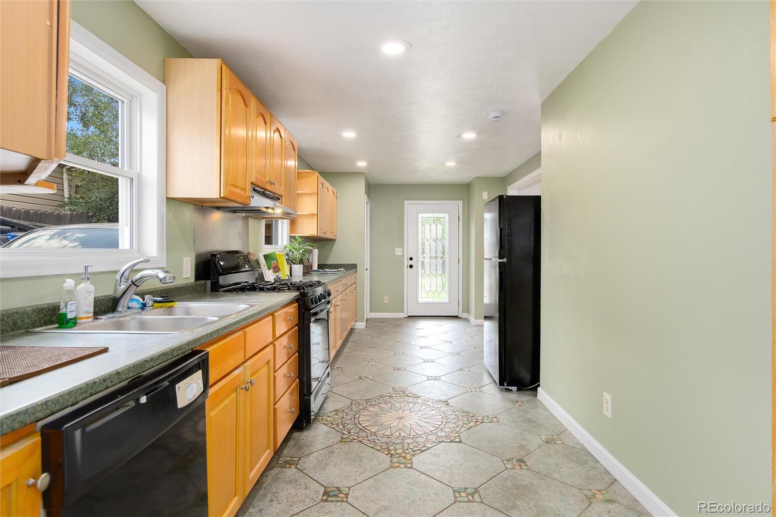 MLS Image #10 for 3481 s elm street,denver, Colorado