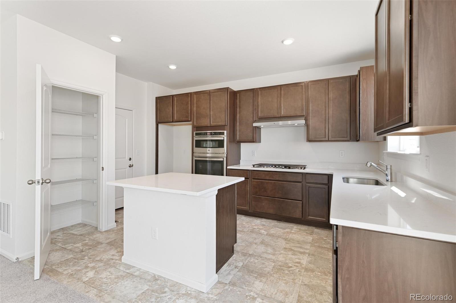 MLS Image #11 for 20474 e 57th avenue,aurora, Colorado