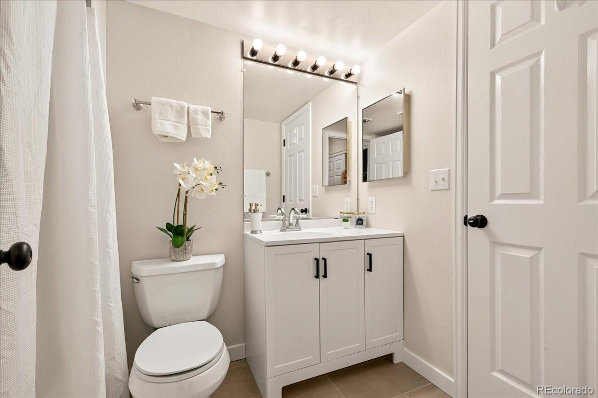 MLS Image #18 for 2575 s syracuse way i06,denver, Colorado