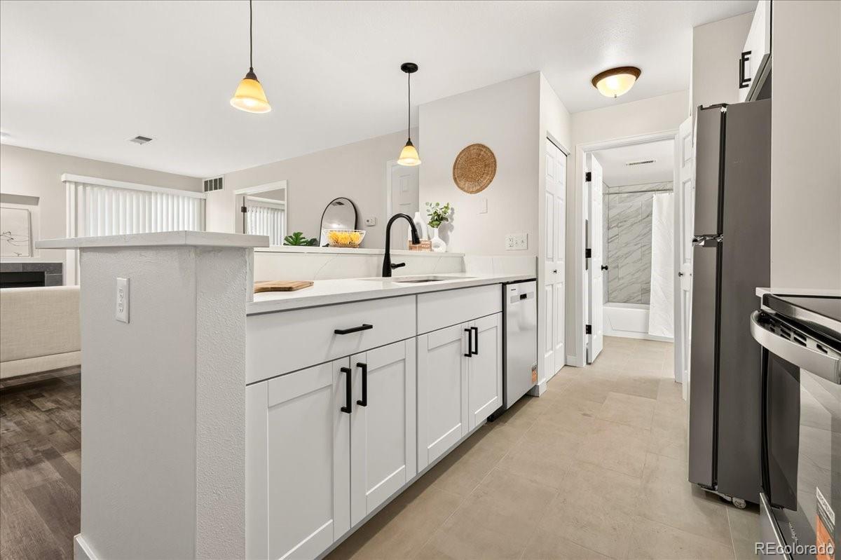 MLS Image #21 for 2575 s syracuse way i06,denver, Colorado